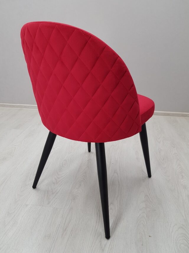 красивый красный стул