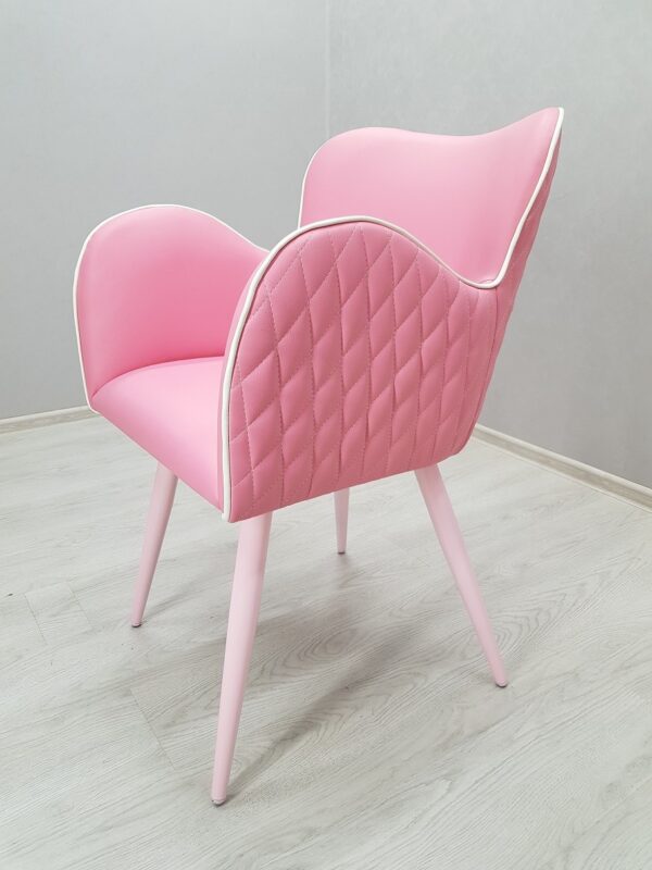 розовое кресло